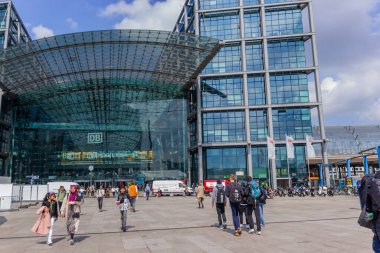 Berlin, Almanya - 06 Mayıs 2022: Berlin 'deki merkez tren istasyonu. Berlin Hauptbahnhof. Modern cam mimarisi.