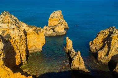 Portekiz, Lagos yakınlarındaki Ponta da Piedade kayalıkları. Portekiz, Algarve 'de doğal kaya oluşumlarıyla güzel bir deniz manzarası.