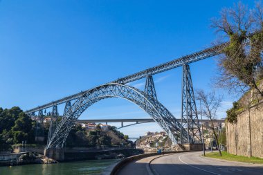PORTO, PORTUGAL - 5 Mart 2022: Maria Pia Köprüsü Douro nehri üzerinde, Porto, Portekiz.