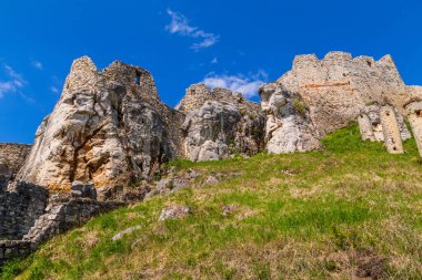 Spissky Hrad şatosu Spisske Podhradie kasabası, Spis bölgesi, Slovakya, Avrupa, en büyük Slovakya kalesi yakınlarındaki harabelerde.