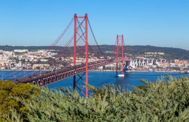 25 de Abril Köprüsü (Portekizce: Ponte 25 de Abril), Lizbon 'da Tagus Nehri üzerinde bulunan asma köprü..