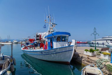 Yunanistan, Atina, Mayıs 2022. Pire Limanı 'nda demirli eğlence yatları ve balıkçı tekneleri. Yunanistan 'da deniz kenarında güneşli bir gün. 