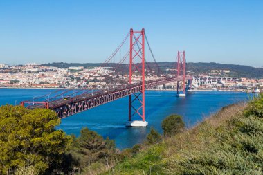 25 de Abril Köprüsü (Portekizce: Ponte 25 de Abril), Lizbon 'da Tagus Nehri üzerinde bulunan asma köprü..