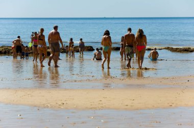 ALBUFEIRA, PORTUGAL - 21 Ağustos 2016: Albufeira 'nın ünlü Olhos de Agua plajındaki insanlar. Bu plaj Algarve 'nin ünlü turistik bölgesinin bir parçasıdır..