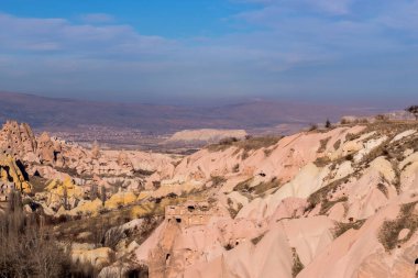 Gece Zelve 'de inanılmaz kayalar var. Kapadokya Dünya Piramitleri. Gorme. Türkiye.