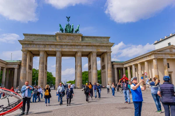 Berlin Almanya Mayıs 2022 Branderburger Tor Arka Planda Güzel Bulutlar — Stok fotoğraf