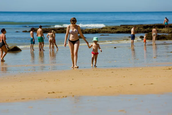 Albufeira Portugal Ağustos 2016 Albufeira Nın Ünlü Olhos Agua Plajındaki — Stok fotoğraf