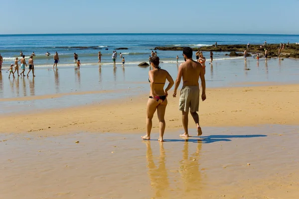 Albufeira Portugalia Sierpnia 2016 Ludzie Słynnej Plaży Olhos Agua Albufeira — Zdjęcie stockowe