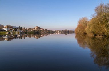 Tui, Valenca do Minho, Portekiz Uluslararası Köprüsü 'nden Minho Nehri manzarası