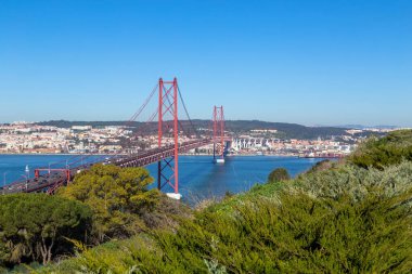 25 de Abril Köprüsü (Portekizce: Ponte 25 de Abril), Lizbon 'da Tagus Nehri üzerinde bulunan asma köprü..