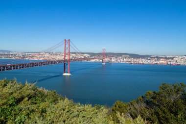 25 de Abril Köprüsü (Portekizce: Ponte 25 de Abril), Lizbon 'da Tagus Nehri üzerinde bulunan asma köprü..