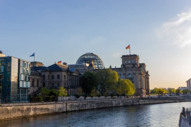 Berlin, Almanya - 13 Mayıs 2022: Berlin 'deki Spree Nehri kıyısındaki Reichstag. Reichstag, Alman Bundestag 'ının merkezidir..