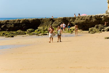 ALBUFEIRA, PORTUGAL - 21 Ağustos 2016: Albufeira 'nın ünlü Olhos de Agua plajındaki insanlar. Bu plaj Algarve 'nin ünlü turistik bölgesinin bir parçasıdır..