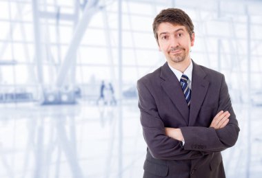 Ofisteki genç iş adamı portresi.