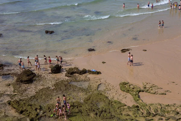 Albufeira Portugalia Sierpnia 2017 Ludzie Słynnej Plaży Olhos Agua Albufeira — Zdjęcie stockowe