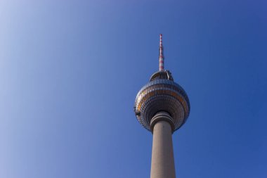 Berlin, Almanya - 5 Mayıs 2022. Berlin 'deki Fernsehturm TV kulesinin yükselen şaftı ve gümüş küresi.
