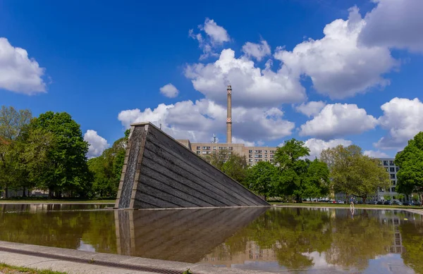 Берлін Німеччина Пам Ятник Стіни Берліні Перетворився Водоспад Берлін Німеччина — стокове фото