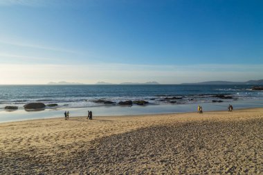 Vigo, İspanya: Samil sahilinde bir kış sabahı, Vigo 'da insanlar. İspanya