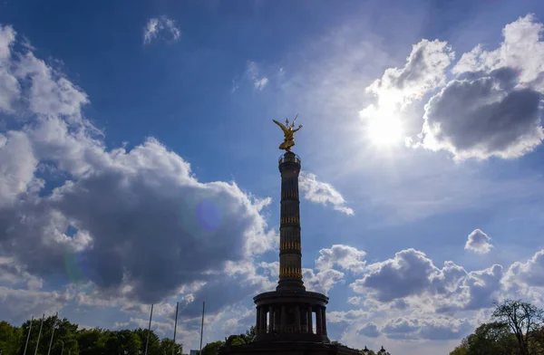 ドイツ ベルリンの戦勝記念塔の上にビクトリアの黄金の像 — ストック写真