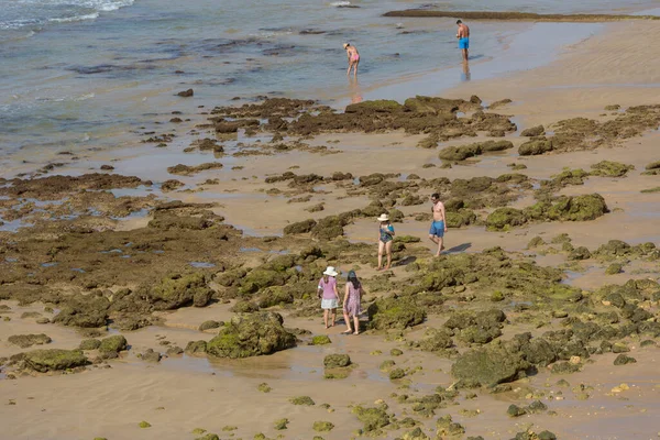 Albufeira Portugal Mensen Aan Het Beroemde Strand Van Olhos Agua — Stockfoto