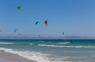 Tarifa, İspanya - 15 Ağustos 2021: Tarifa, İspanya 'da uçurtma sörfü. Tarifa uçurtma uçurmak için İspanya 'da en popüler yerdir.