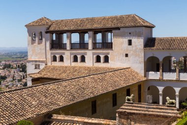 Granada, İspanya - 12 Ağustos 2021: Ünlü çeşmesi ve bahçesiyle The Generalife avlusunun genel manzarası. Alhambra de Granada kompleksi