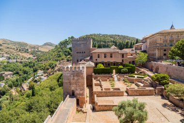 Granada, İspanya - 16 Ağustos 2021: Alhambra 'daki Alcazaba kalesinin antik duvarlarındaki saray. Granada.