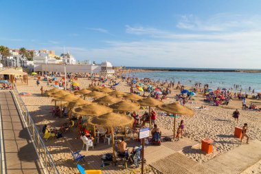 Burası tatil sezonunun başındaki La Caleta şehir plajı..