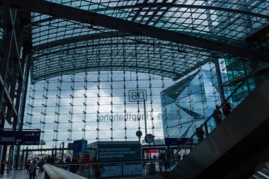 Berlin, Almanya: Berlin 'deki merkez tren istasyonu. Berlin Hauptbahnhof. Modern cam mimarisi.