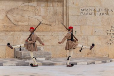ATHENS, GREECE: Cumhurbaşkanlığı merasim muhafızları - Yunan Parlamentosu, Atina ve Yunanistan 'ın önündeki Meçhul Asker Mezarı' ndaki Evzones