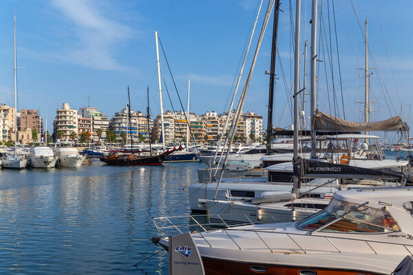 Греция, Афины. Пришвартованные яхты удовольствия и рыбацкие лодки в порту Пирей. Теплый солнечный день у моря в Греции.