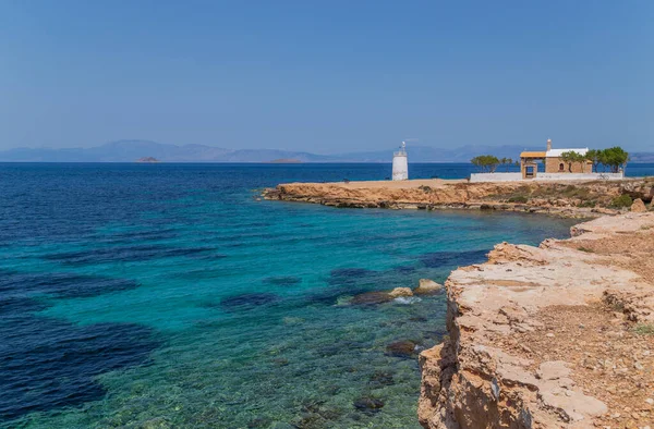 Aegina Adası Sahili Deniz Feneri Bouza Kutsal Havariler Kilisesi Yunanistan — Stok fotoğraf