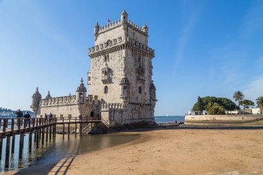 Lizbon, Portekiz: Lizbon, Portekiz 'in en popüler turistik merkezlerinden biri olan Belem kulesi yakınlarındaki turistler. 16. yüzyılın başlarında inşa edilmiş.