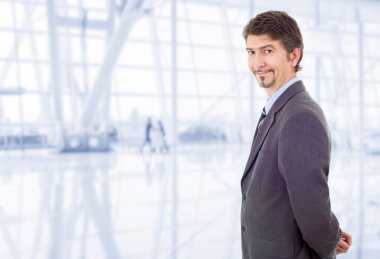 Ofisteki genç iş adamı portresi.