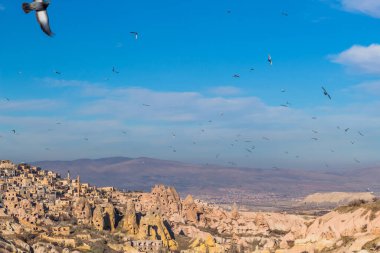 Gece Zelve 'de inanılmaz kayalar var. Kapadokya Dünya Piramitleri. Gorme. Türkiye.