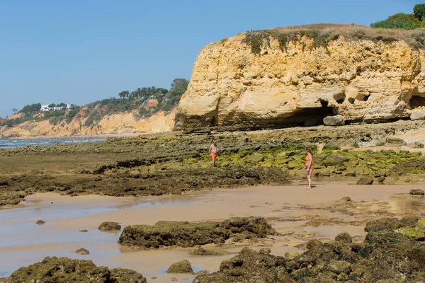 Albufeira Portugal Mensen Aan Het Beroemde Strand Van Olhos Agua — Stockfoto