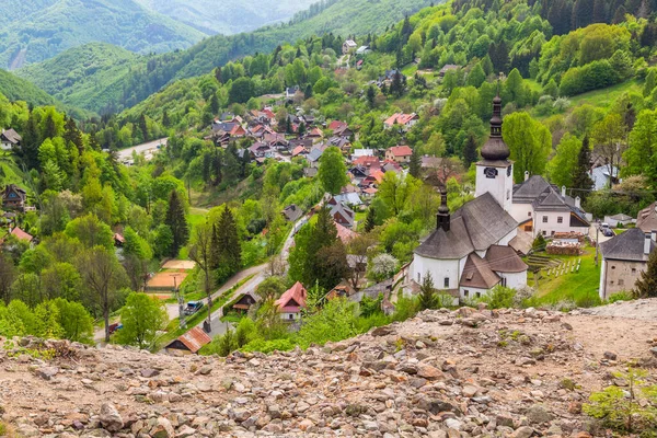 Kostel Vesnici Španěl Dolina Okolní Krajinou Slovensko Evropa — Stock fotografie