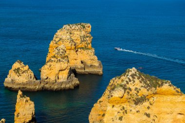 Portekiz, Lagos yakınlarındaki Ponta da Piedade kayalıkları. Portekiz, Algarve 'de doğal kaya oluşumlarıyla güzel bir deniz manzarası.