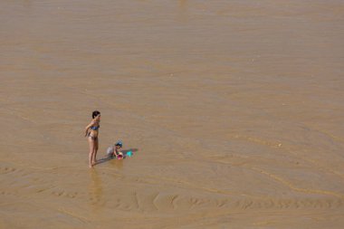 Albufeira 'daki ünlü Olhos de Agua plajındaki insanlar. Bu plaj Algarve 'nin ünlü turistik bölgesinin bir parçasıdır..