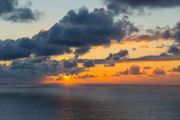 Úchvatný Výhled Moře Dramatickým Západem Slunce Viděným Půvabných Rustikálních Vyhlížek — Stock fotografie