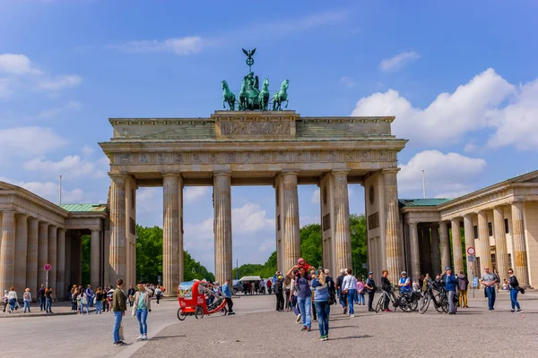 Berlin Germany Branderburger Tor Gates Square People Beautiful Clouds Background — Stock fotografie