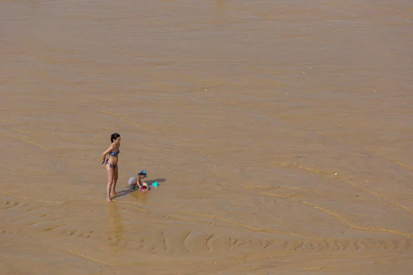 Albufeira Portugalia Ludzie Słynnej Plaży Olhos Agua Albufeira Znajduje Się — Zdjęcie stockowe