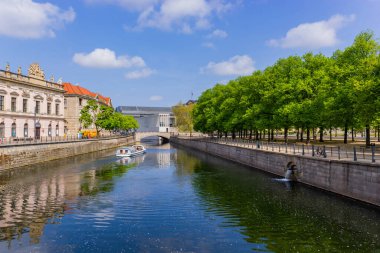 Berlin, Germany: Spree canal and Museum Island with the Eiserne Bridge and the James Simon Galerie as seen from the Schlossbruecke