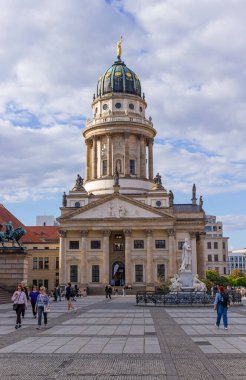 Berlin, Almanya - Fransız Kilisesi (Franzsischer Dom) ve Yeni Kilise (Deutscher Dom or Neue Kirche), Berlin, Almanya