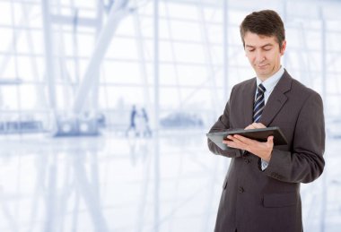 İş adamı ofisteki tablet bilgisayarını kullanıyor.