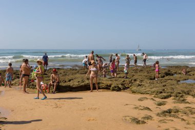 Albufeira 'daki ünlü Olhos de Agua plajındaki insanlar. Bu plaj Algarve 'nin ünlü turistik bölgesinin bir parçasıdır..