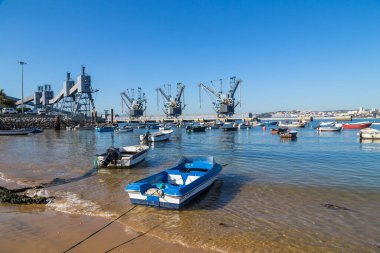 Trafaria; Portekiz: Derin su terminali ve tahıl ambarı, türetilmiş ürünler ve Portekiz 'in Trafaria kentinde sahil kenarında balıkçı tekneleri bulunan oleaginöz ürünler