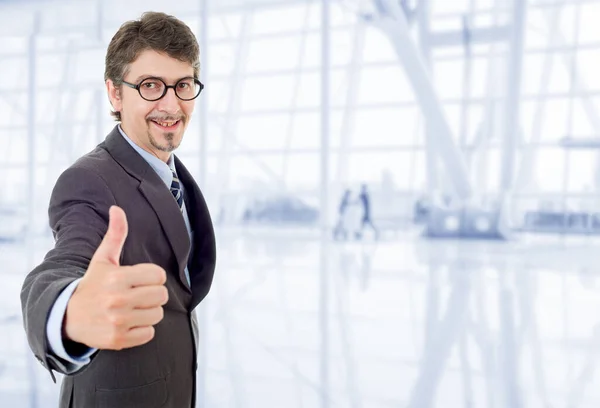 Joven Hombre Negocios Pulgar Hacia Arriba Oficina — Foto de Stock