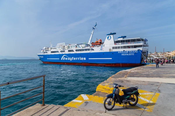 Pireas Greece Ferry Boats Cruise Ships Docking Port Piraeus Greece — Stock Photo, Image