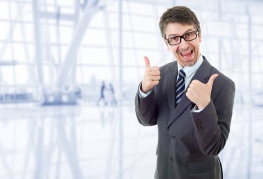 ofiste, başparmak gidiş genç iş adamı